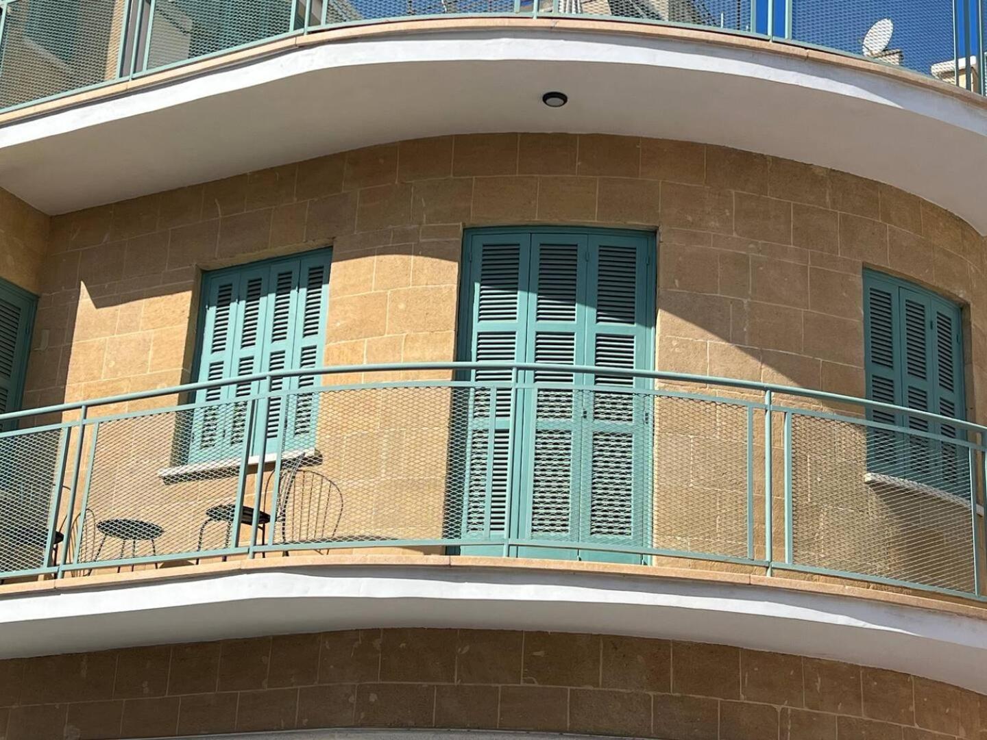 Centre Luxury Renovated Apartment